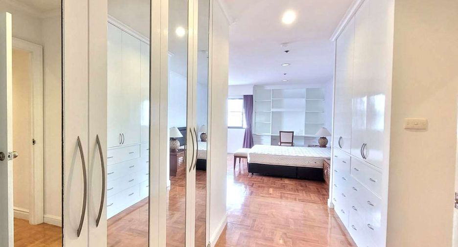 For rent 3 bedrooms condo in Watthana, Bangkok