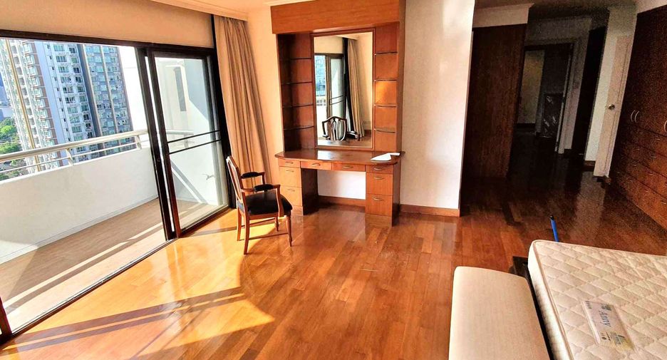 For rent 3 bedrooms condo in Watthana, Bangkok
