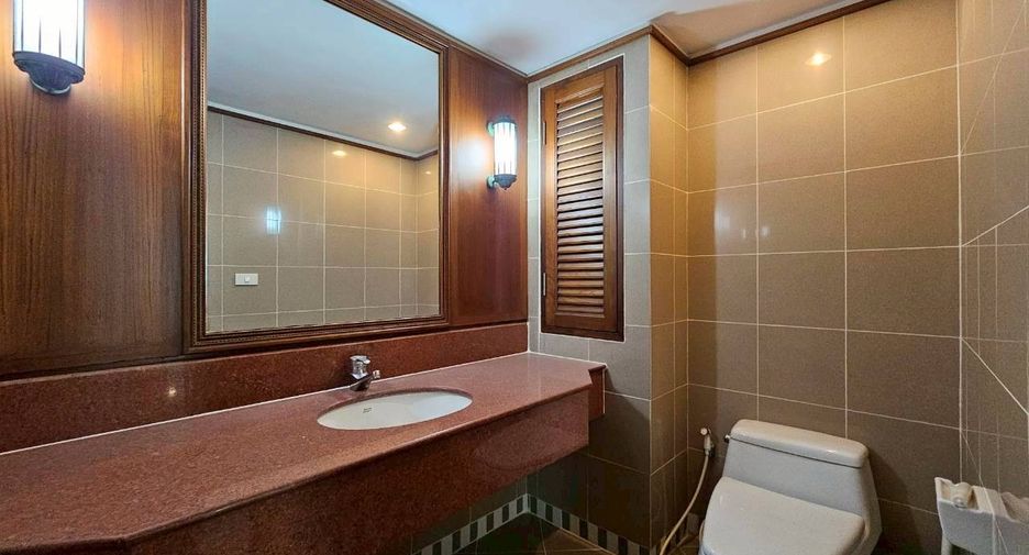 For rent 3 bedrooms condo in Watthana, Bangkok