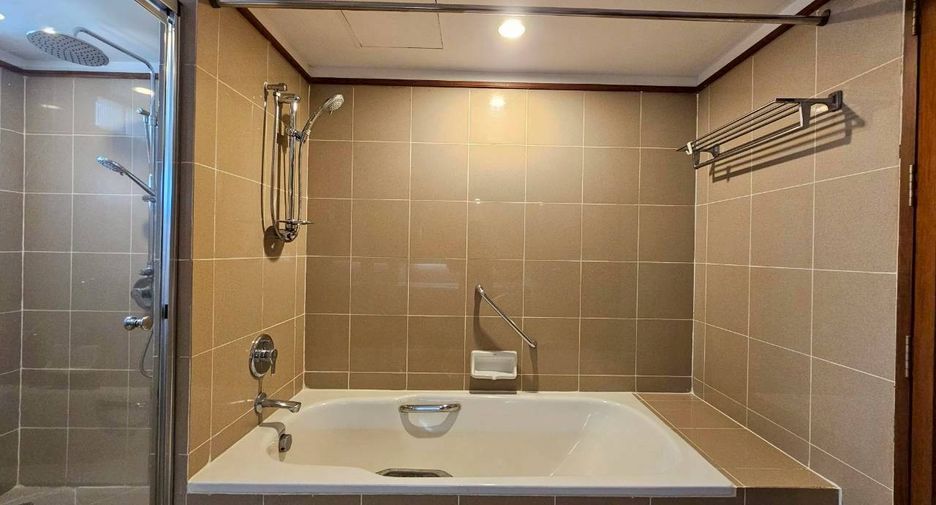 For rent 3 bedrooms condo in Watthana, Bangkok