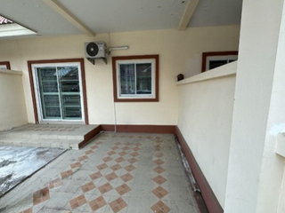 À vendre 1 chambre maison de ville à Pluak Daeng, Rayong