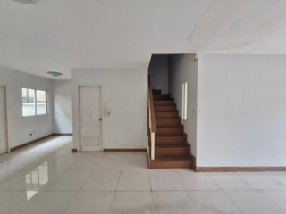 Casa adosada en venta de 2 habitaciones en Pluak Daeng, Rayong