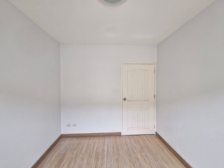 Casa adosada en venta de 2 habitaciones en Pluak Daeng, Rayong