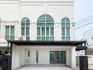Oficina en venta en Lat Phrao, Bangkok