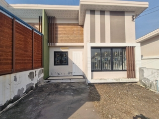 Casa adosada en venta de 2 habitaciones en Pluak Daeng, Rayong