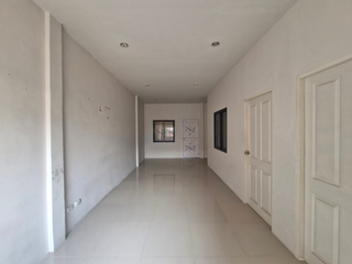 Casa adosada en venta de 2 habitaciones en Pluak Daeng, Rayong