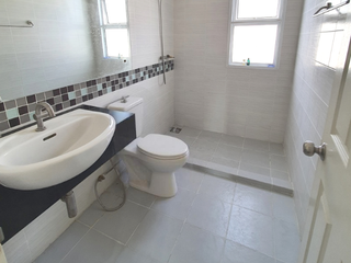 For sale 3 bedrooms townhouse in Bang Kapi, Bangkok