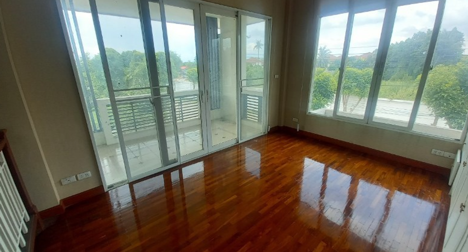 Haus zum Kauf mit 3 Zimmer in Bang Kruai, Nonthaburi