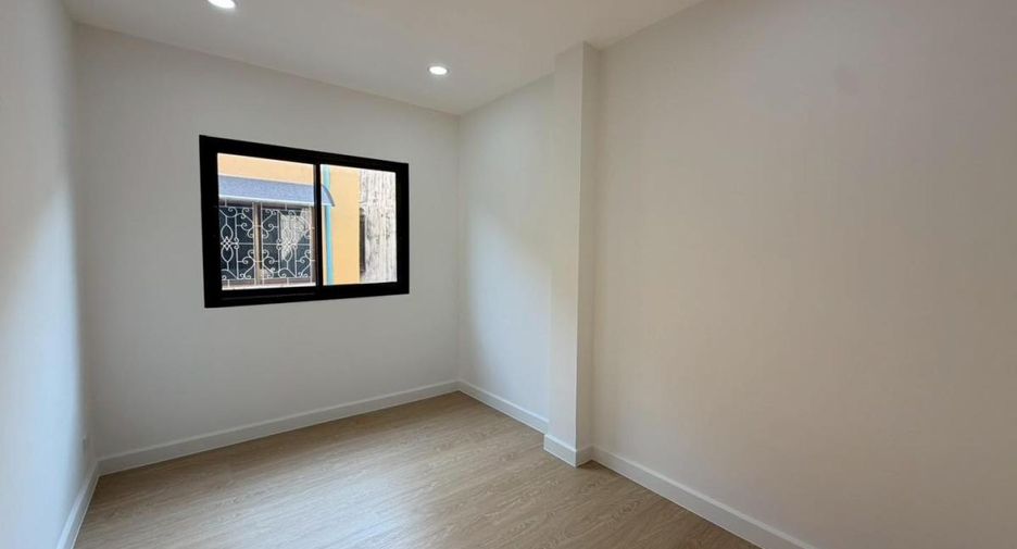 Casa adosada en venta de 3 habitaciones en Taling Chan, Bangkok