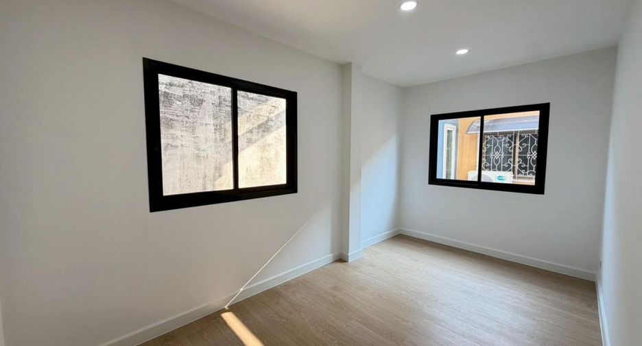 Casa adosada en venta de 3 habitaciones en Taling Chan, Bangkok