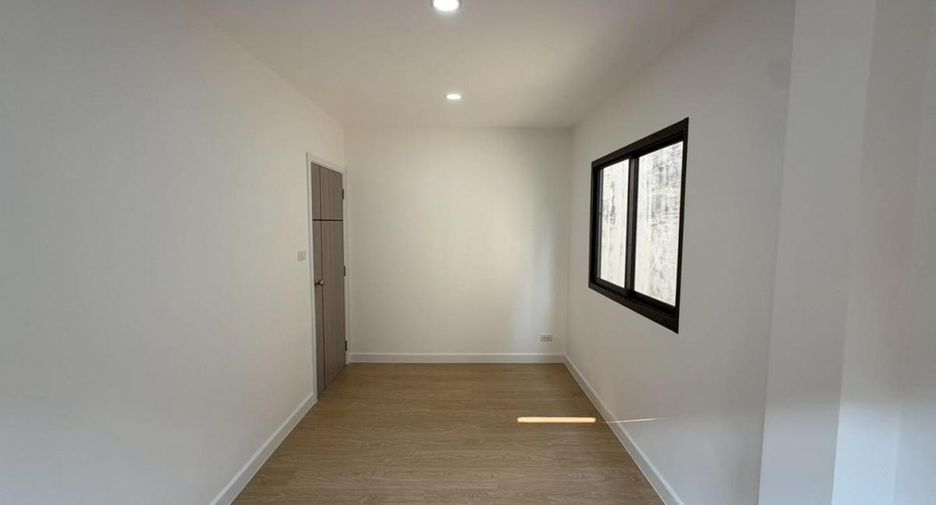 Casa adosada en venta de 3 habitaciones en Taling Chan, Bangkok