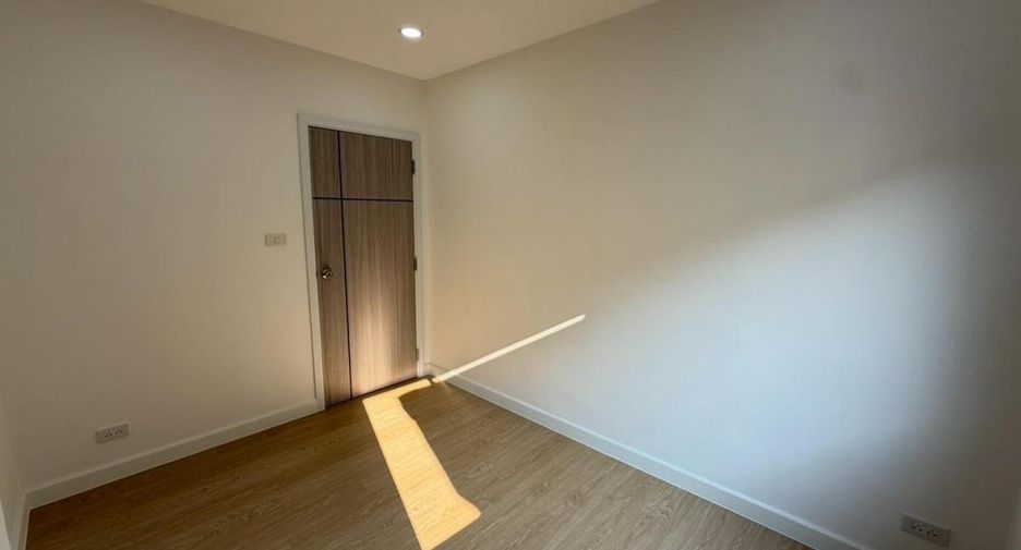 Casa adosada en venta de 3 habitaciones en Taling Chan, Bangkok