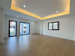 出售 3 卧室 联排别墅 在 Taling Chan, 曼谷