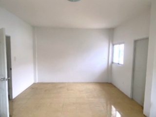 Casa adosada en venta de 3 habitaciones en Pluak Daeng, Rayong