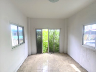 Casa adosada en venta de 3 habitaciones en Pluak Daeng, Rayong