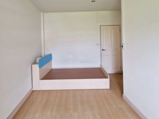À vendre 3 chambres maison de ville à Pluak Daeng, Rayong