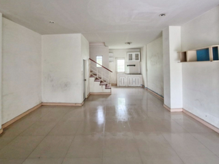 À vendre 3 chambres maison de ville à Pluak Daeng, Rayong