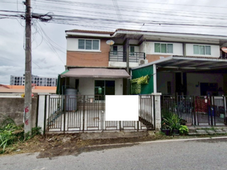 À vendre 3 chambres maison de ville à Pluak Daeng, Rayong
