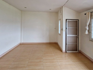 À vendre 3 chambres maison de ville à Pluak Daeng, Rayong