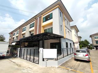For sale 3 bedrooms townhouse in Prawet, Bangkok