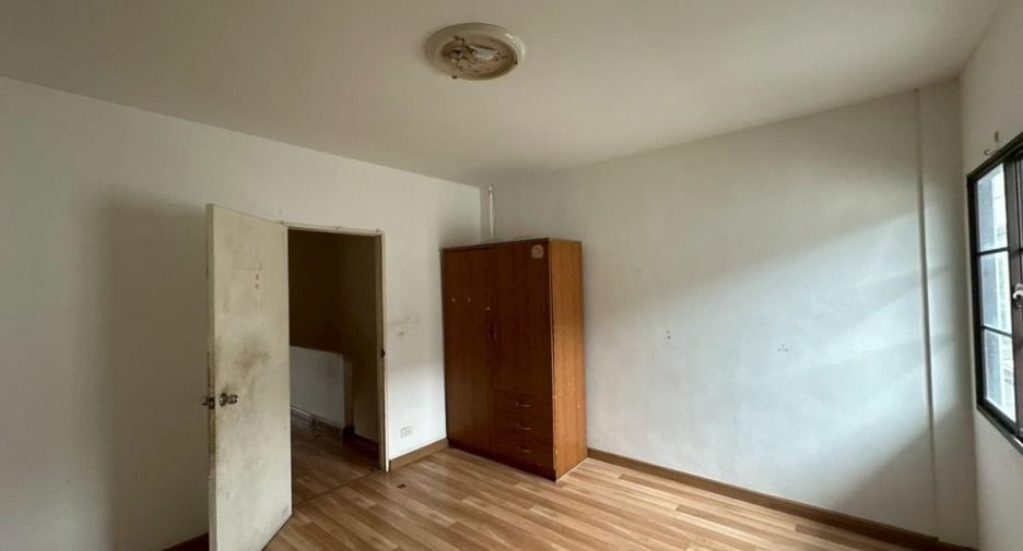 Продажа 3 спальни таунхаус в Mueang Chachoengsao, Чаченгсау