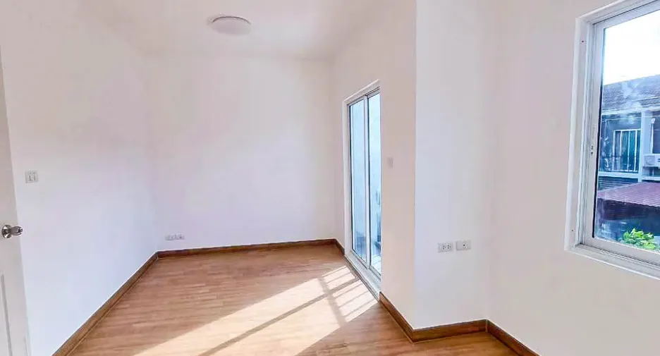 Haus zum Kauf mit 3 Zimmer in Sai Noi, Nonthaburi