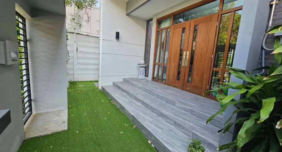For rent and for sale 4 bedrooms house in Wang Thonglang, Bangkok
