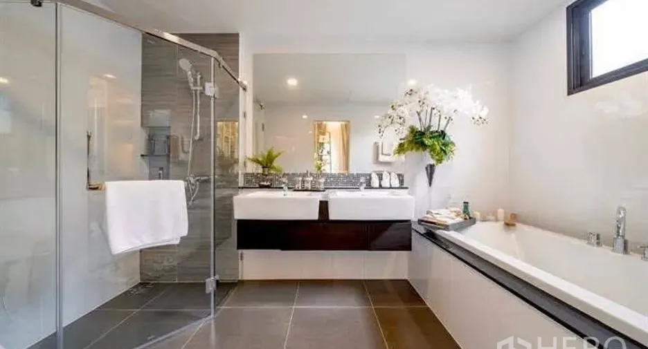 For rent and for sale 4 bedrooms house in Wang Thonglang, Bangkok