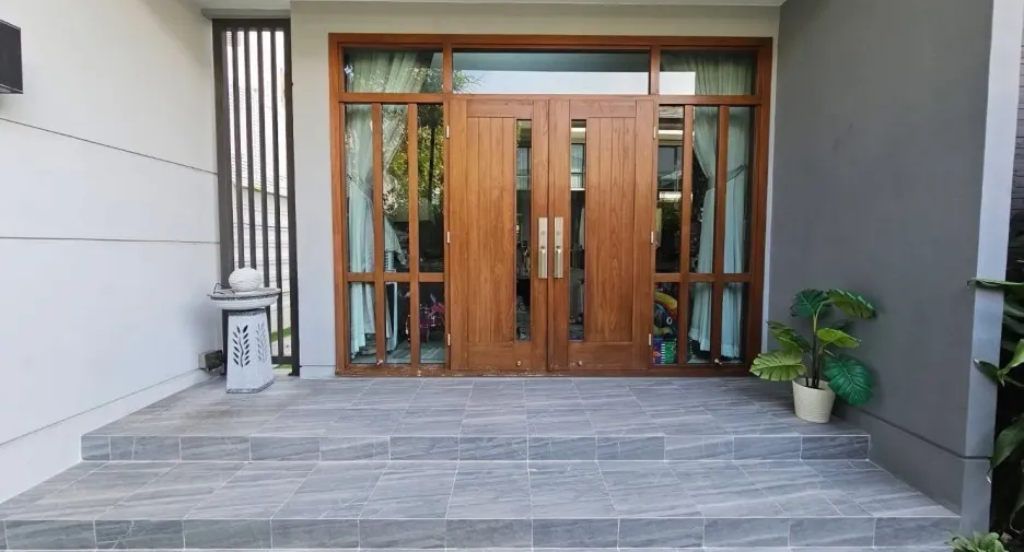 For rent and for sale 4 bedrooms house in Wang Thonglang, Bangkok