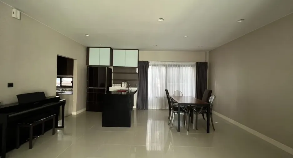 Casa en alquiler y en venta de 5 habitaciones en Bang Kapi, Bangkok