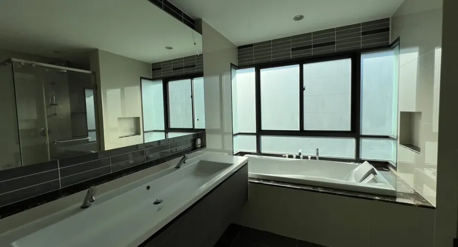 Casa en alquiler y en venta de 5 habitaciones en Bang Kapi, Bangkok