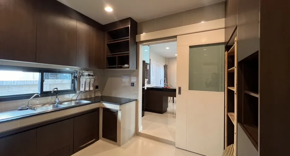 Casa en alquiler y en venta de 5 habitaciones en Bang Kapi, Bangkok