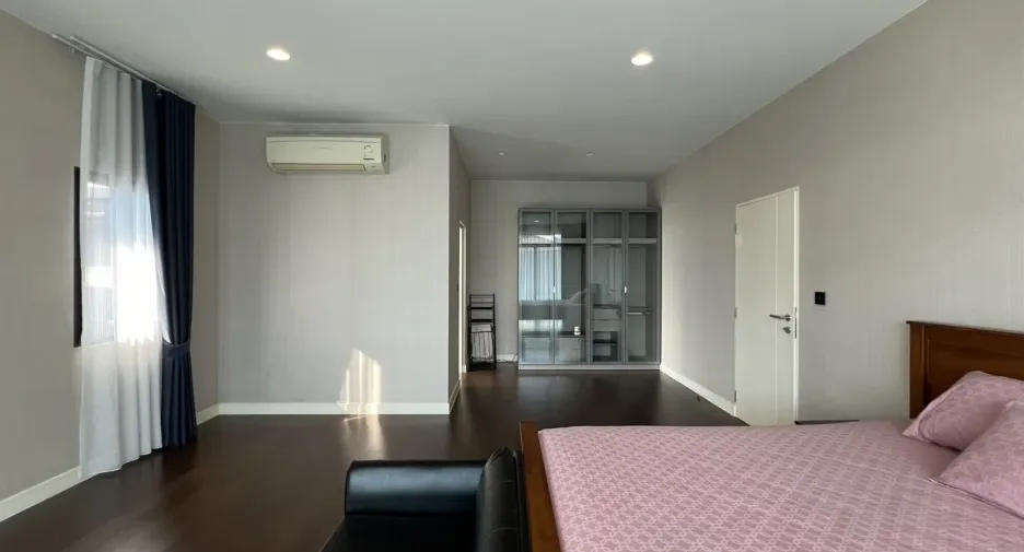 Casa en alquiler y en venta de 5 habitaciones en Bang Kapi, Bangkok