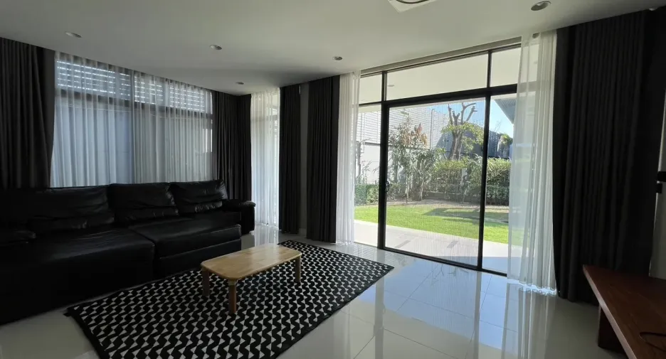 Casa en alquiler y en venta de 5 habitaciones en Bang Kapi, Bangkok