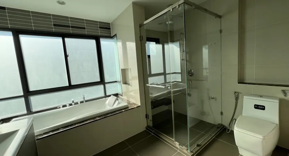 Casa en alquiler y en venta de 5 habitaciones en Bang Kapi, Bangkok