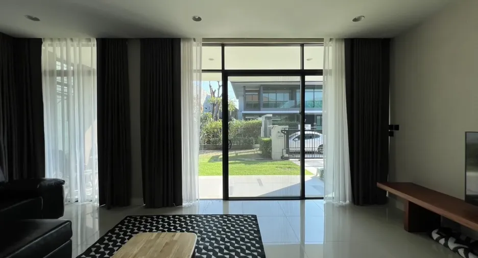 Casa en alquiler y en venta de 5 habitaciones en Bang Kapi, Bangkok