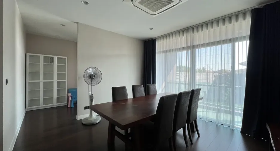Casa en alquiler y en venta de 5 habitaciones en Bang Kapi, Bangkok