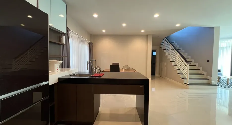 Casa en alquiler y en venta de 5 habitaciones en Bang Kapi, Bangkok