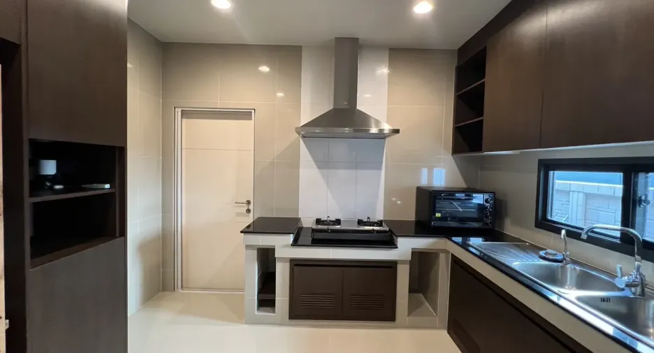 Casa en alquiler y en venta de 5 habitaciones en Bang Kapi, Bangkok