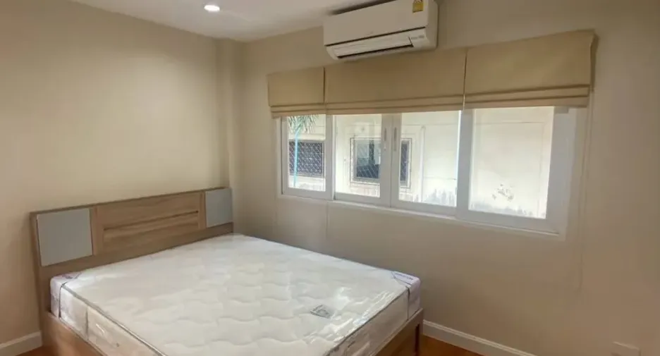 For rent 3 bedrooms townhouse in Bang Kapi, Bangkok