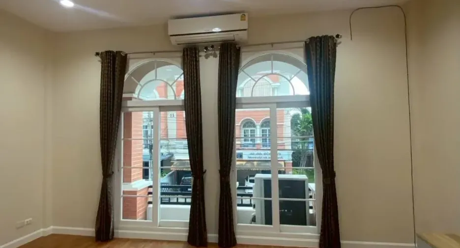 For rent 3 bedrooms townhouse in Bang Kapi, Bangkok