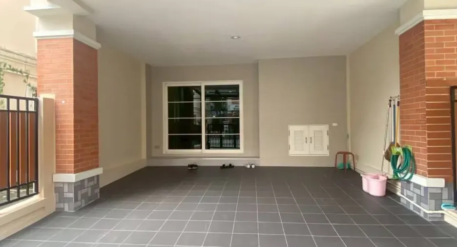 For rent 3 bedrooms townhouse in Bang Kapi, Bangkok