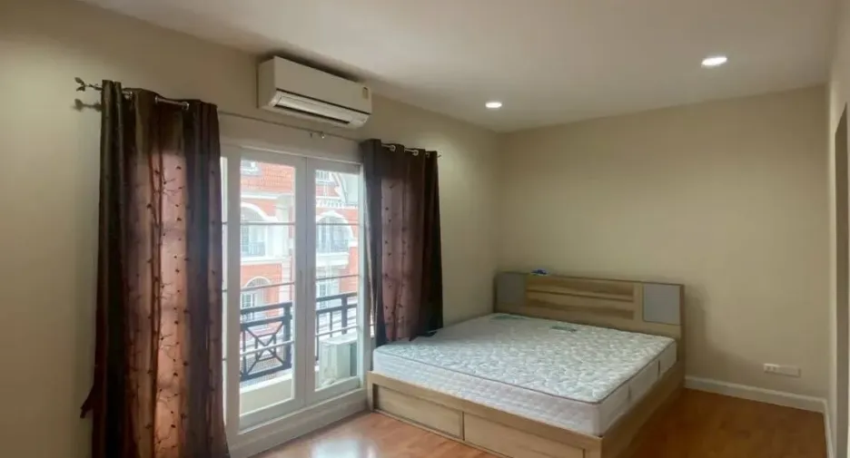 For rent 3 bedrooms townhouse in Bang Kapi, Bangkok