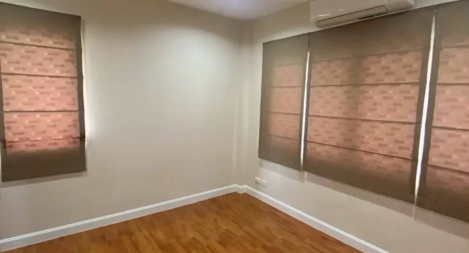 For rent 3 bedrooms townhouse in Bang Kapi, Bangkok