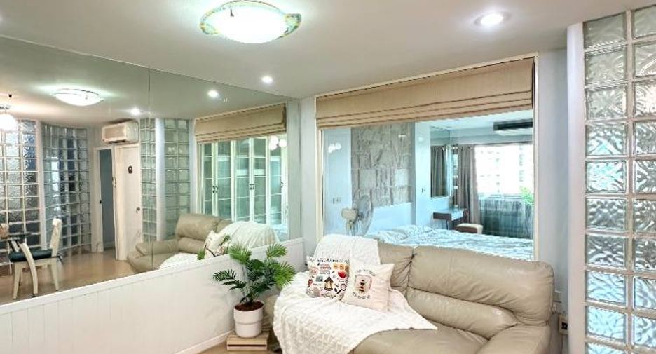 For rent 3 bedrooms condo in Yan Nawa, Bangkok