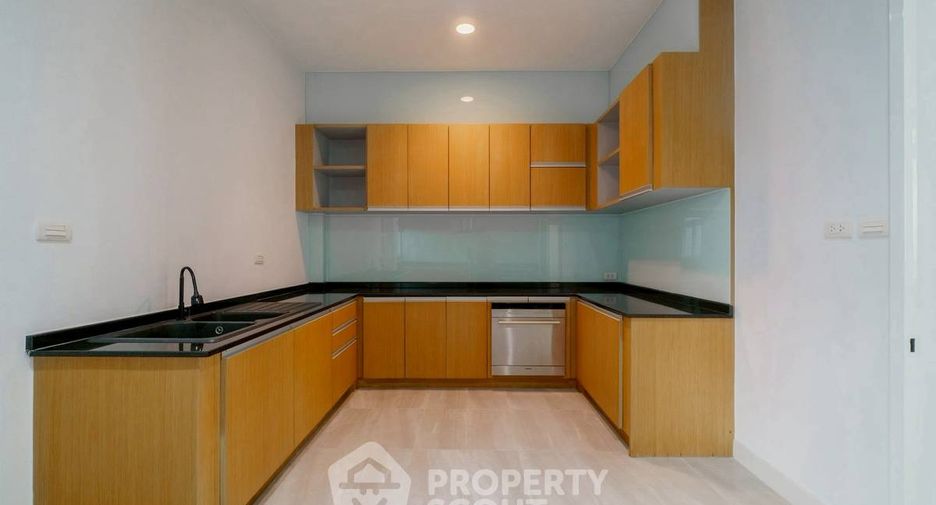 For rent and for sale 5 bedrooms house in Saphan Sung, Bangkok