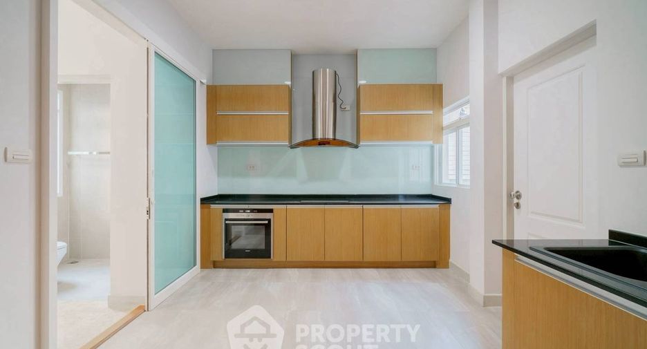 For rent and for sale 5 bedrooms house in Saphan Sung, Bangkok