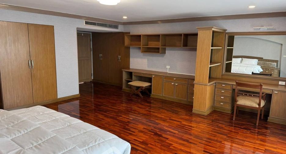 For rent 3 bedrooms condo in Khlong Toei, Bangkok