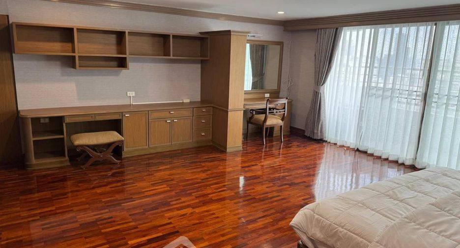 For rent 3 bedrooms condo in Khlong Toei, Bangkok