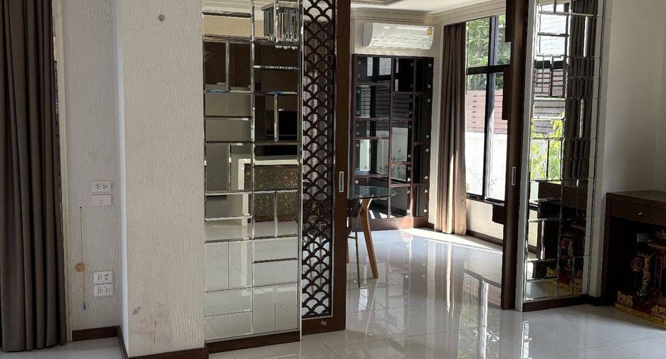 À vendre 5 chambres maison de ville à Phasi Charoen, Bangkok